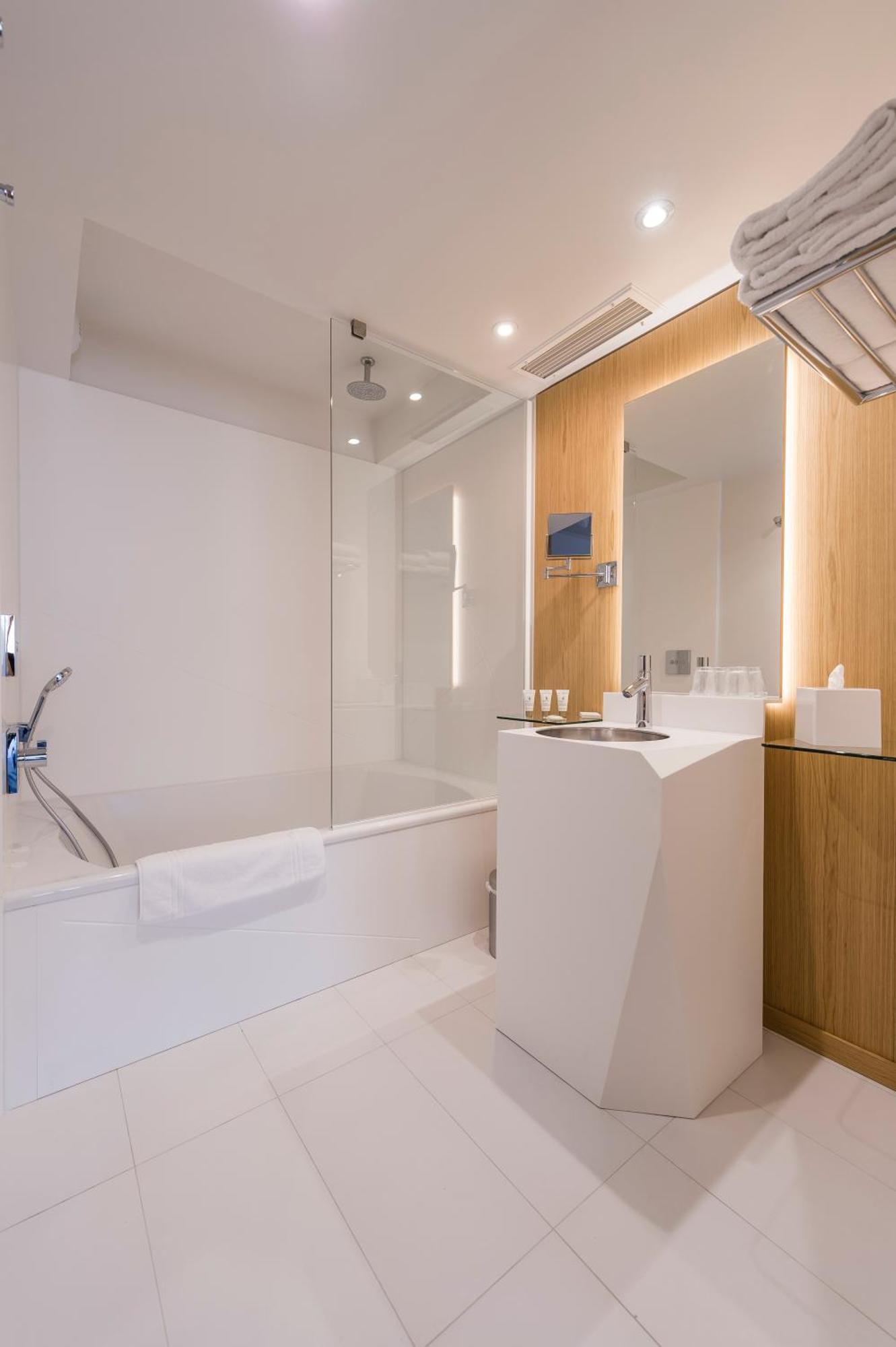 Urban Chic Standard Room Bath