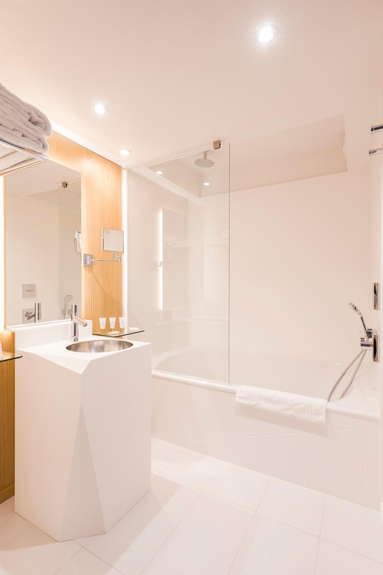 Urban Chic Standard Room Bath